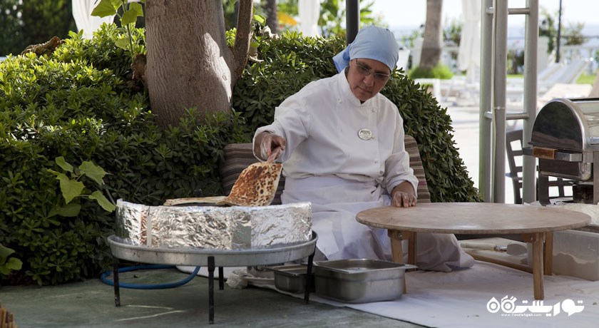 پخت نان در رستوران هتل